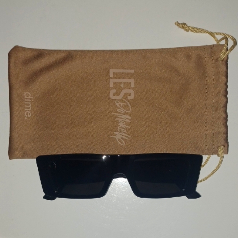 Les Do MakeUp Black Sunglasses with Tan Pouch